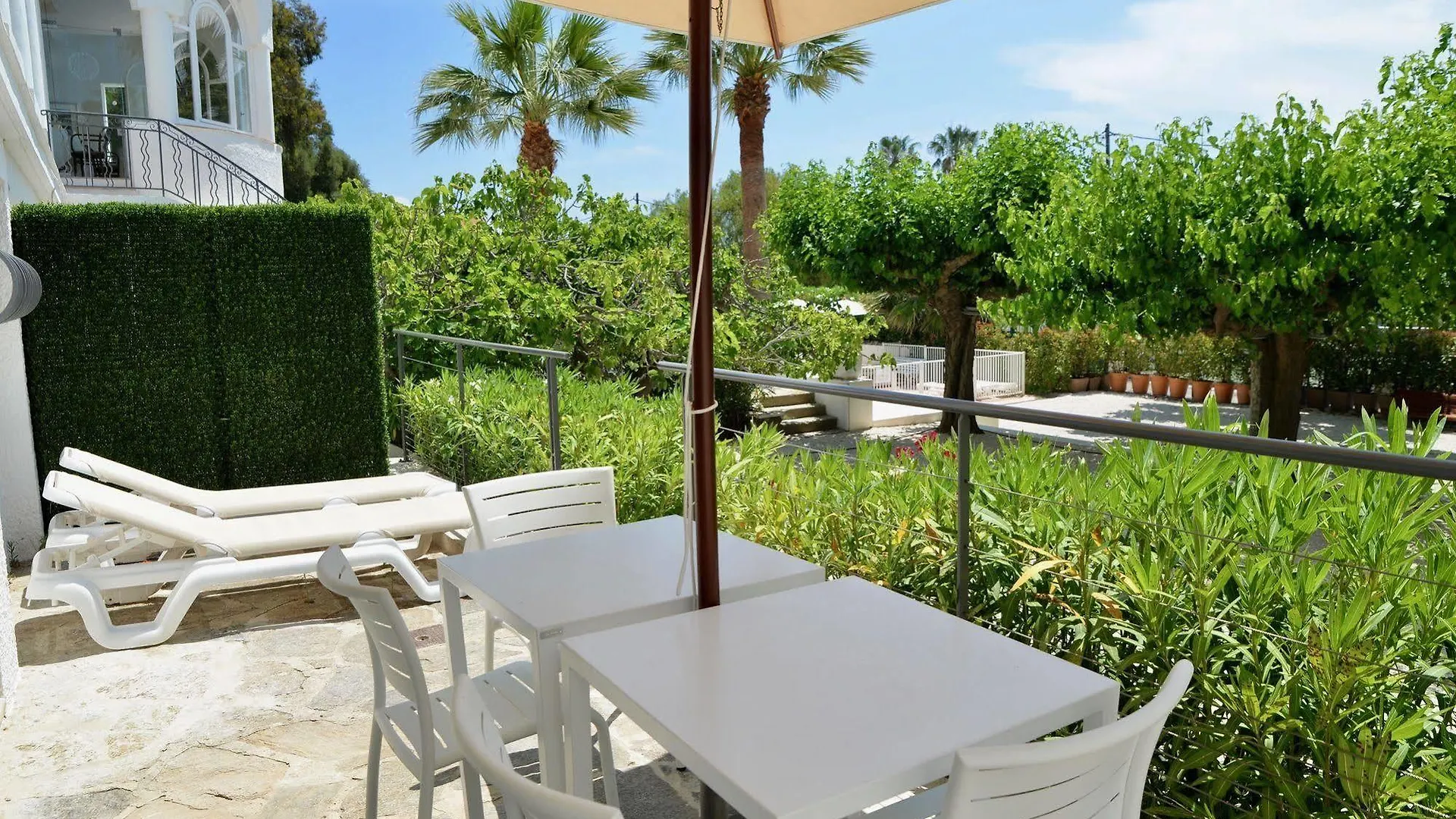 Auberge De La Calanque Le Lavandou