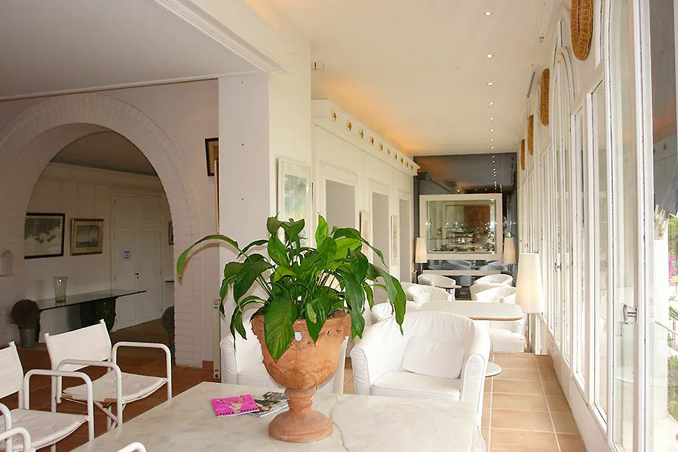 Hotel Auberge De La Calanque Le Lavandou